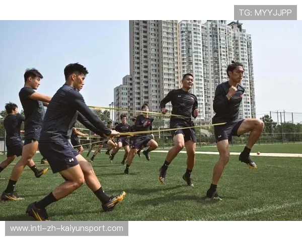 橄榄球团队配合比拼体能与意志双重胜利